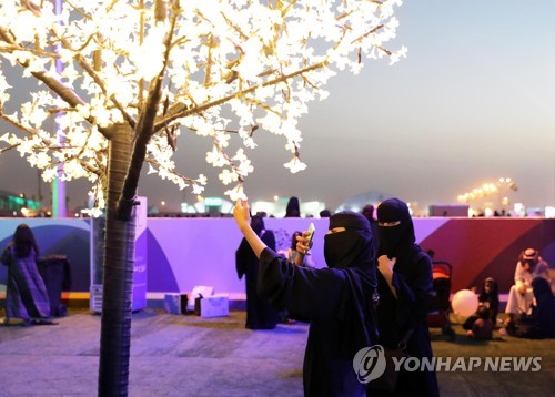이달 16일 알자나드리아 문화축제를 즐기는 사우디여성[EPA=연합뉴스자료사진]
