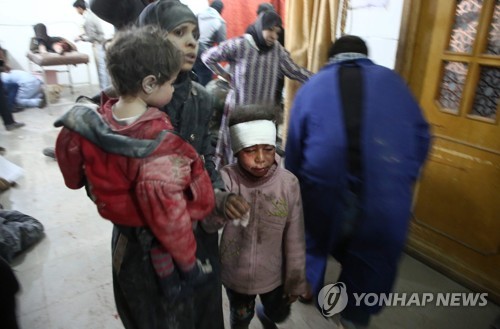 시리아군의 공습으로 다친 동구타의 어린이 [AFP=연합뉴스]
