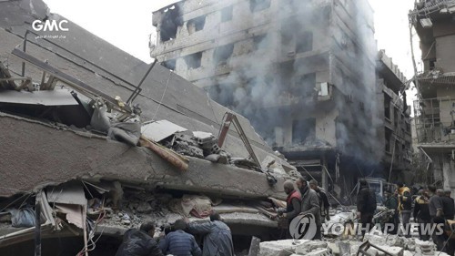 시리아군의 폭격에 파괴된 동구타 거리 [AP=연합뉴스]