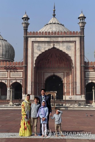 22일 인도 뉴델리에 있는 이슬람 사원 자마 마스지드에서 쥐스탱 트뤼도 캐나다 총리와 부인 소피 여사, 세 자녀가 포즈를 취하고 있다.[AFP=연합뉴스]
