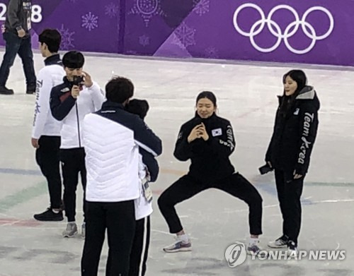 [올림픽] 기념촬영 해주는 심석희 (강릉=연합뉴스) 고미혜 기자 = 평창동계올림픽 쇼트트랙 모든 경기를 마친 22일 강릉아이스아레나에서 심석희가 남자 선수들과 기념촬영을 하고 있다. 2018.2.22      mihye@yna.co.kr