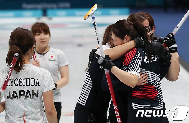 대한민국 여자 컬링 대표팀 김은정이 23일 강원도 강릉컬링센터에서 열린 2018평창 동계올림픽 컬링 여자 준결승전 일본과의 경기에서 8대7로 승리한 뒤 기뻐하고 있다. 2018.2.23/뉴스1 © News1 허경 기자