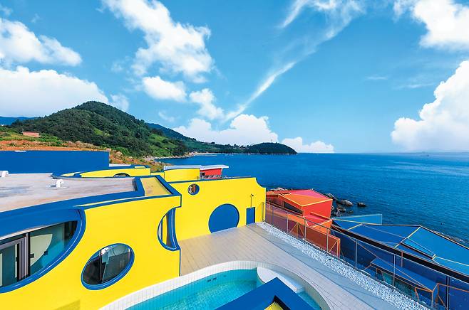 건축가 문훈이 설계한 경남 남해의 풀빌라 ‘품다’./문훈발전소