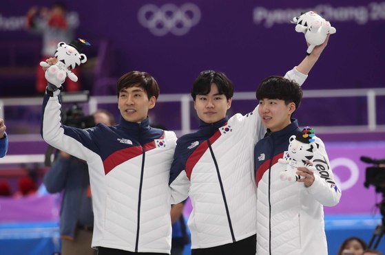 21일 강릉 스피드스케이트장에서 열린 남자 팀추월 경기에서 이승훈(왼쪽)이 김민석-정재원과 함께 은메달을 따낸 뒤 환호하고 있다.