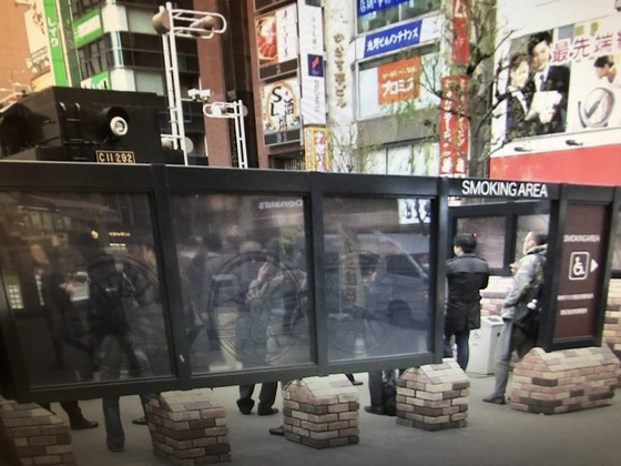 도쿄 신바시 거리에 설치된 흡연구역의 모습[도쿄총국 촬영]