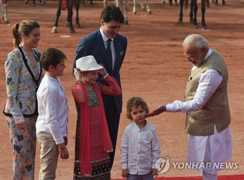 23일 인도 뉴델리 대통령궁에서 열린 쥐스탱 트뤼도(오른쪽에서 3번째) 캐나다 총리 환영식에서 나렌드라 모디(오른쪽) 인도 총리가 트뤼도 총리의 막내아들 뺨을 만지고 있다.[AFP=연합뉴스]