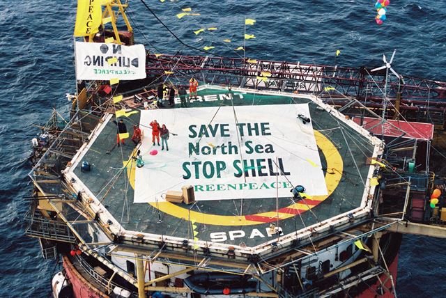 "Save The North Sea" 문구의 플래카드가 펼쳐진 브렌트스파 플랫폼. 저 문구는 그들의 농성 소식과 함께 전 세계에 알려졌고, 원유설비 해상 투기 금지 조약을 만들어냈다. 그린피스