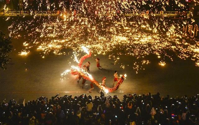 2018년 춘제를 기념하기 위해 중국 산둥지역에서 폭죽을 이용해 용춤을 선보이는 모습. 신화망