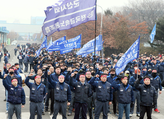 한국GM 노조가 23일 인천 부평공장에서 군산공장 폐쇄 철회를 요구하는 집회를 열고 있다. [연합뉴스]