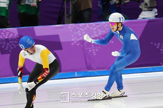 24일 2018 평창 동계올림픽 남자 매스스타트에서 금메달을 딴 대한민국 이승훈 선수가 환호하며 세리머니를 하고있다. |이준헌 기자 ifwedont@