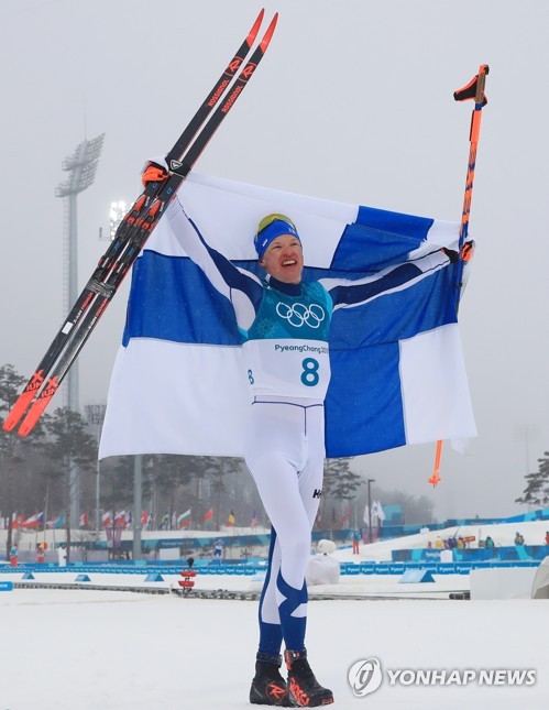 [올림픽] 최고의 '철인' 이보 니스카넨 (평창=연합뉴스) 홍해인 기자 = 24일 오후 강원도 평창군 알펜시아 올림픽파크 크로스컨트리센터에서 열린 2018 평창동계올림픽 크로스컨트리 남자 50km 매스스타트 클래식 경기에서 금메달을 차지한 핀란드의 이보 니스카넨이 국기를 어깨에 두른 채 인사하고 있다. 2018.2.24      hihong@yna.co.kr