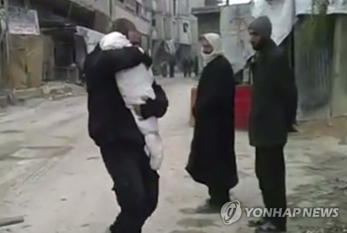 아이의 시신을 안고 오열하는 시리아 동구타의 아버지 [AP=연합뉴스]