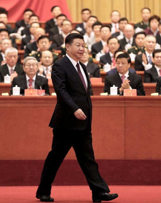 시진핑 중국 국가주석이 지난해 공산당 제19차 전국대표대회에서 지난 5년간의 실적과 향후 국가 운영 지침 보고를 하기 위해 단상으로 걸어가고 있다. [중앙포토]