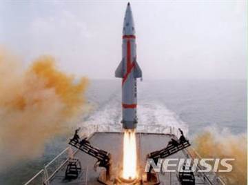 인도 해군이  해상발사 핵미사일 다누슈를 군함에서 목표를 향해 쏘는 실험을 성공리에 끝냈다. (인도 국방연구개발기구 홈페이지 캡처)