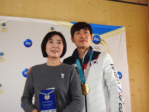 스피드 남자 매스스타트 금메달을 목에 건 이승훈(오른쪽)과 어머니 윤기수 씨