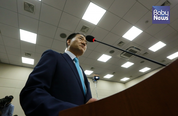 박능후 보건복지부 장관. 박 장관은 지난 1월 초 '아동수당 100% 보편지급 재추진' 의사를 밝혔지만, 보수야당은 물론 여당 내부에서조차 반발이 일어나 철회했다. 베이비뉴스 자료사진 ©베이비뉴스