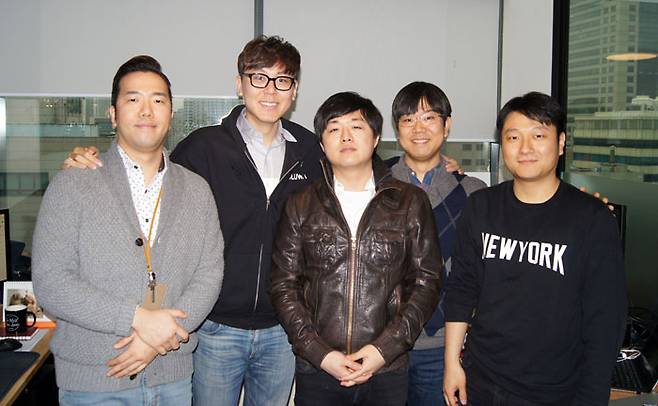 블록체인 기술로 해외에서 주목받는 한국 스타트업 글루와. 오태림 대표(왼쪽에서 두 번째), 이경석 한국지사장(가운데)과 직원들./글루와 제공