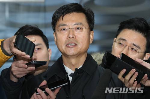 【서울=뉴시스】임태훈 기자 = 최윤수 전 국정원 2차장이 지난해 12월1일 오전 서울 서초구 서울중앙지방법원에서 열린 박근혜 정부 국가정보원의 불법 사찰·블랙리스트 운영 혐의에 대한 구속영장 실질심사(구속 전 피의자 심문) 받기 위해 법정으로 향하며 취재진의 질문에 답변하고 있다. 2017.12.01. taehoonlim@newsis.com