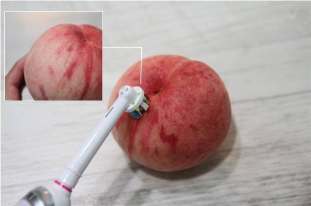 일반적인 칫솔질은 3분 이상 꼼꼼하게 닦는 것이 중요하지만 전동칫솔은 2분 이내로 사용해야 한다. 장시간 사용하면 치아가 마모될 위험이 높아지기 때문이다. 사진은 진동칫솔이 잇몸에 무리를 주는지 테스트하는 모습. 서울신문 DB 일반적인 칫솔질은 3분 이상 꼼꼼하게 닦는 것이 중요하지만 전동칫솔은 2분 이내로 사용해야 한다. 장시간 사용하면 치아가 마모될 위험이 높아지기 때문이다. 사진은 진동칫솔이 잇몸에 무리를 주는지 테스트하는 모습. 서울신문 DB