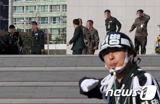 현역 육군 소장이 부하여군을 성추행한 혐의로 긴급 체포된 가운데 10일 오전 서울 용산구 합참 청사에서 열린 '긴급 주요 지휘관 화상회의'를 마친 군 관계자들이 대화를 나누며 퇴장하고 있다. 2014.10.10/뉴스1 © News1 허경 기자