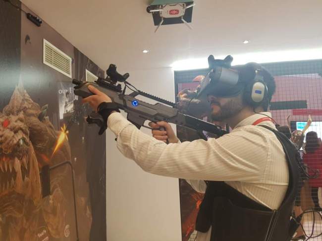 관람객이 KT의 VR게임 ‘스페셜포스VR’을 체험하고 있다.