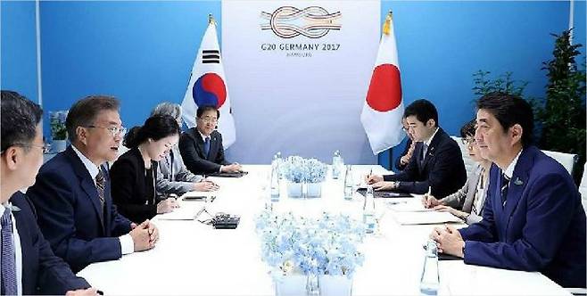 아베 일본 총리와 대화 나누는 문재인 대통령 (사진=청와대 제공)