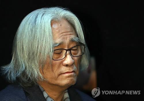 공개 사과하는 이윤택 (서울=연합뉴스) 이재희 기자 = 성추행 파문을 일으킨 연극연출가 이윤택이 지난 19일 서울 종로구 30스튜디오에서 기자회견을 열고 피해자들에게 사과하던 중 잠시 눈을 감고 있다. 2018.2.19 scape@yna.co.kr (끝)