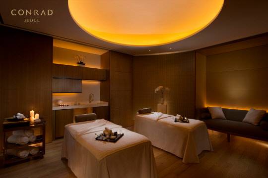 콘래드 서울은 결혼식 직전 즉각적인 효과를 선사하는 페이셜 및 바디 프로그램으로 구성된 웨딩 뷰티케어, '웨딩 스파 패키지'를 선보인다. 예비부부는 물론 부모님과 다 함께 뷰티케어를 받을 수 있도록 구성돼 각 구성원에게 필요한 효과를 극대화해 완벽한 결혼식을 위한 마지막 체크리스트로 추천된다. 콘래드 서울 제공