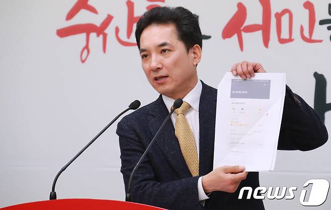 박민식 자유한국당 전 의원이 4일 서울 여의도 자유한국당사에서 기자회견을 열고 자유한국당 정책 연구원 여론조사에서 부산시장 도전장을 내민 자신의 이름이 빠진 것과 관련해 "당이 '박민식 죽이기에 나섰다"며 크게 반발하고 있다. 박 후보는 이날 성명서를 통해 "홍준표 대표, 그와 부화뇌동해 당의 신뢰와 명예를 실추시킨 여의도연구원(YDI) 김대식 원장에 대해 유감을 넘어 분노를 느낀다"며 "홍 대표에게 진상규명과 책임자 처벌을 촉구한다"고 밝혔다. 2018.3.4/뉴스1 © News1 이동원 기자