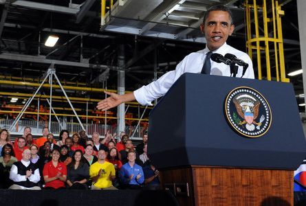 오바마 미국 전 대통령이 2011년 10월 미시간주 디트로이트 제너럴모터스(GM) 자동차공장을 방문, 조립라인을 둘러본 후 지역주민과 근로자들 앞에서 연설을 하고있다. [중앙포토]