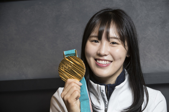 김아랑이 여자 쇼트트랙 3000m 계주에서 딴 금메달을 내보이며 활짝 웃고 있다. 그는 쇼트트랙 1500m에서 4위로 골인한 뒤에도 밝은 미소를 지어 박수를 받았다. [우상조 기자]