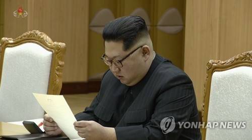 조선중앙TV, 김정은-특사단 면담·만찬 영상 공개 (서울=연합뉴스) 북한 조선중앙TV는 6일 오후 김정은 노동당 위원장이 전날 문재인 대통령의 대북특별사절대표단과 면담·만찬한 약 10분 분량의 영상을 공개했다. 사진은 김 위원장이 문재인 대통령의 친서를 읽는 장면. 2018.3.6