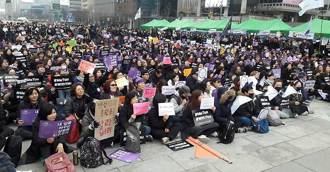 오는 8일 ‘세계 여성의 날’을 앞두고 4일 오후 서울 종로구 광화문광장에서 열린 ‘제34회 한국여성대회’에서 자신의 피해 사실을 공개 증언하는 발언자들을 향해 시민들이 ‘미투’, ‘위드유’ 피켓을 들고 환호하고 있다. 오세진 기자 5sjin@seoul.co.kr