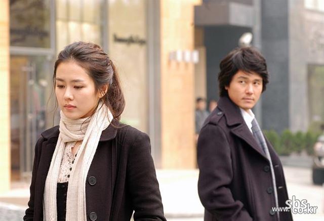 배우 감우성은 SBS 드라마 '연애시대'에서 이혼 후에도 전 아내 은호(손예진)와 관계를 이어가는 남자 동진 역을 연기했다. 한국일보 자료사진