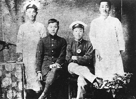 이토 히로부미와 이완용을 처단하고자 했던 이재명(왼쪽 두 번째).