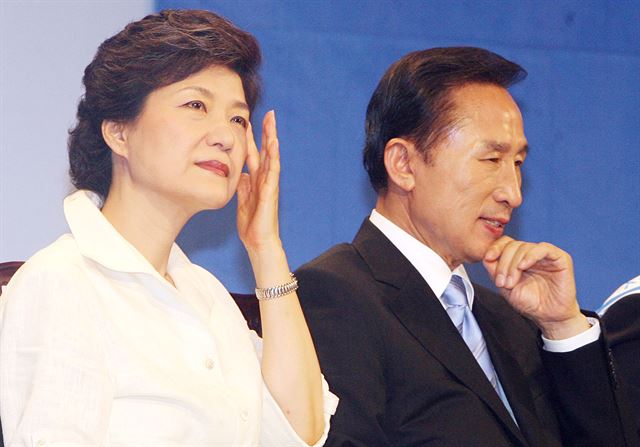 [2007년 8월 13일] 이명박, 박근혜 후보가 경기 안양시 안양체육관에서 열린 한나라당 대통령 후보 합동연설회에서 얼굴을 만지며 연설순서를 기다리고 있다. 고영권기자