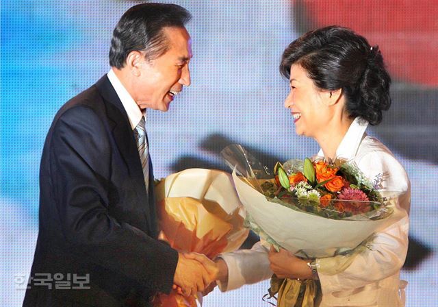 [2007년 8월 20일] 한나라당 대선 후보로 선출된 이명박 후보가 박근혜 후보와 악수하고 있다. 손용석기자
