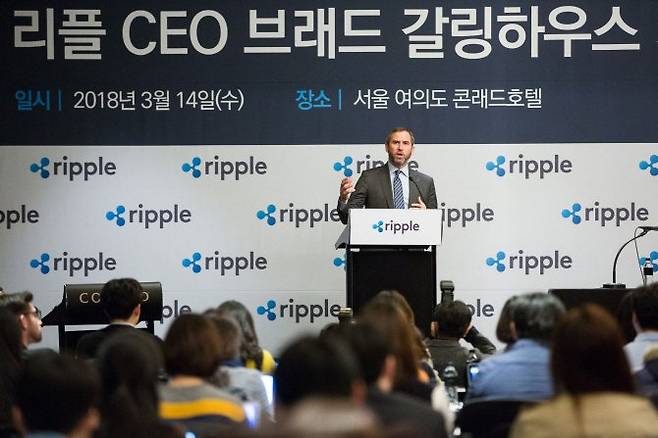 14일 서울 여의도 콘래드호텔에서 열린 ‘리플 CEO 브래드 갈링하우스 기자간담회’에서 갈링하우스 CEO가 기자들의 질문에 답하고 있다. 리플 제공