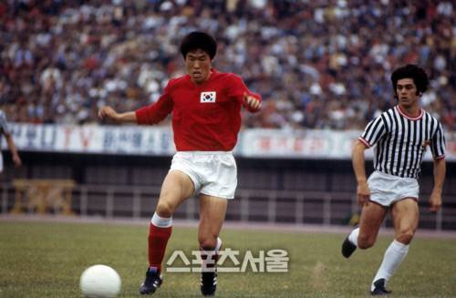 차범근 전 감독이 현역 시절 대표팀 유니폼을 입고 1976년 FC상파울루전에서 드리블하고 있다. 스포츠서울DB