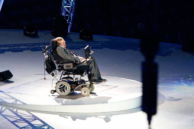 2012런던 장애인 올림픽 개막식에서 메시지를 전하고 있는 세계적인 물리학자 스티븐 호킹 박사 (대한장애인체육회 제공)