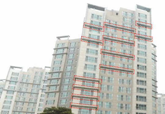 인천지역 한 아파트의 외관 모습. 붉은색 점선으로 표시한 부분이 스티로폼이 재료로 들어간 마감재가 사용된 부분이다. 독자 제공