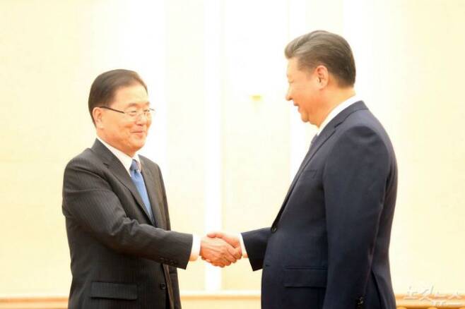 정의용 청와대 국가안보실장이 12일 베이징의 인민대회당에서 시진핑 중국 국가주석을 만나 악수를 나누고 있다. (사진=베이징 공동취재단)