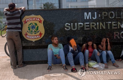 브라질 보아비스타시의 경찰서에서 체류 허가를 받기 위해 기다리고 있는 베네수엘라 난민 [AFP=연합뉴스]