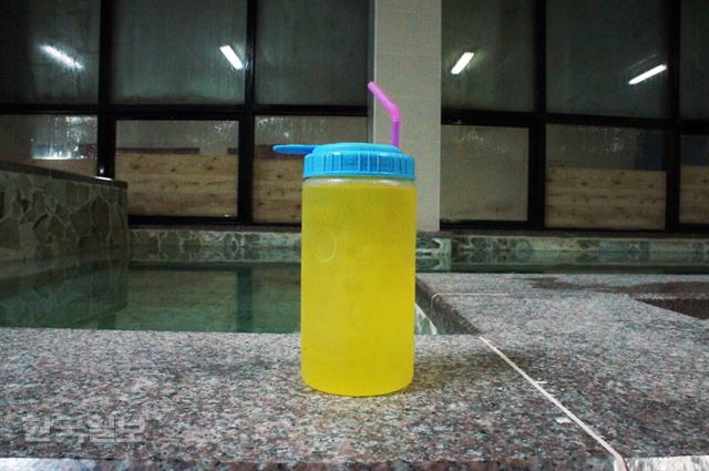 1,000ml 플라스틱 물병에 담은 시원한 음료 하나면 더운 목욕탕과 사우나에서 너끈하게 버틸 수 있다. 이혜미 기자