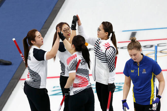 스웨덴전 이긴 한국 여자 컬링 (사진=연합뉴스)