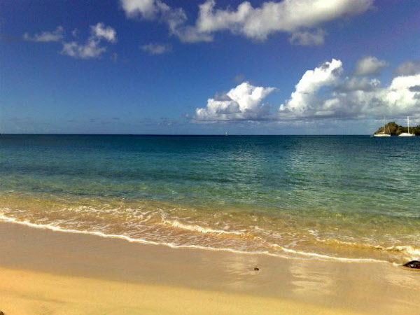 저택 앞으로 펼쳐진 해변에는 카리브해에서 공수한 모래가 깔려있다. /economictimes.indiatime.com
