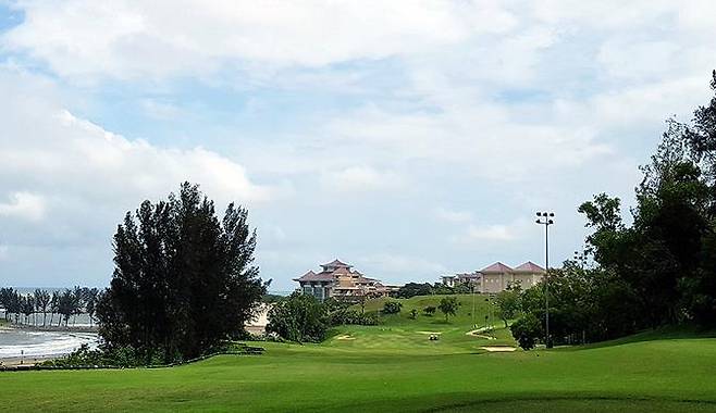 핸디캡 1번의 18번 홀 티박스 전경. 왼쪽으로 해변을 끼고 있어 주변 풍광이 아름답다.