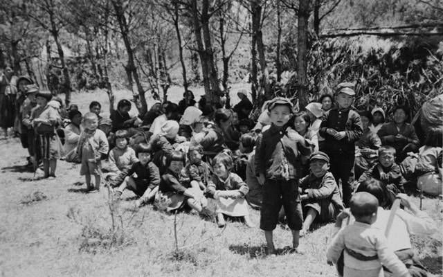 산으로 피신한 사람들. 소풍을 온 것처럼 어린아이와 여성들의 모습이 많이 보인다. 미군은 “제주도 공산주의자 테러로 집에서 피난 나온 마을 주민들”이란 설명을 달았다. 1948년 5월15일 촬영됐다. 국사편찬위원회 제공