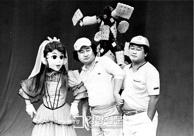 1980년대 방송 당시 뽀병이(김병식·가운데)와 뽀식이(이용식·오른쪽)가 출연한 모습. 경향신문 자료사진