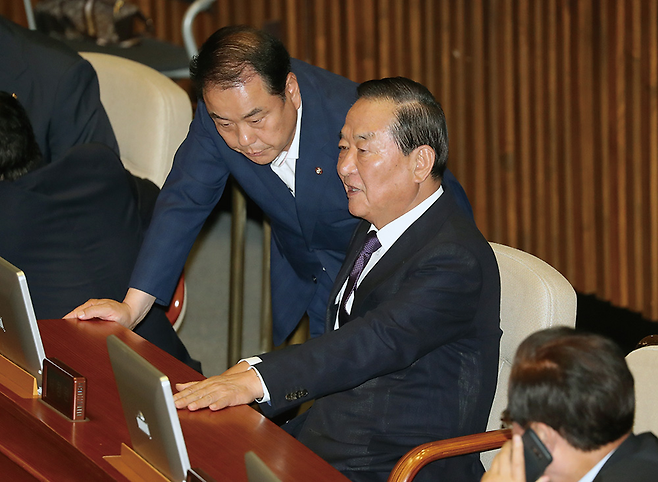 서청원 의원(오른쪽)과 이우현 의원이 2016년 7월20일 국회 본회의장에서 이야기를 나누고 있다. © 사진=연합뉴스